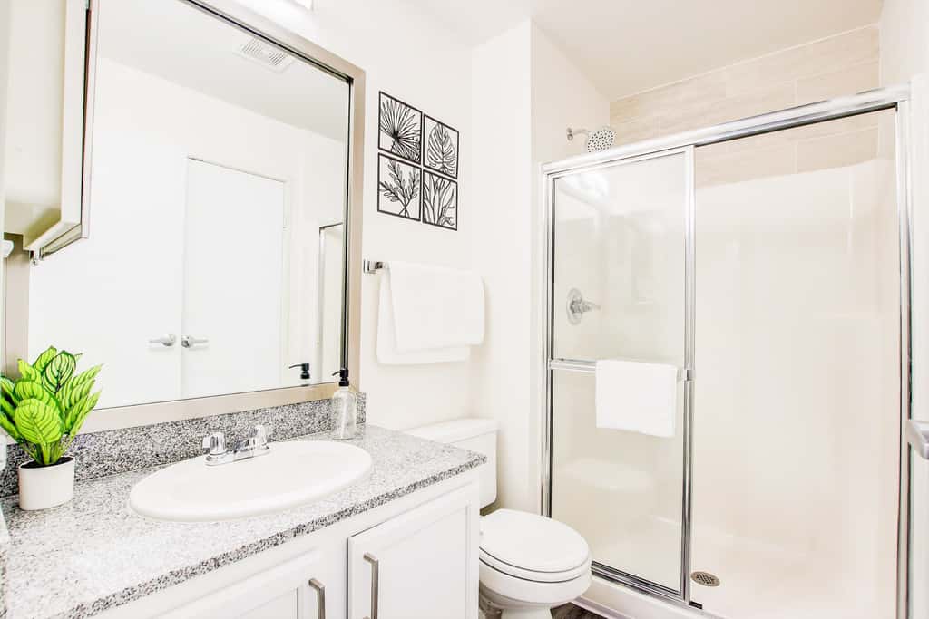TWO CozySuites 4BR Queen Apt with Skybridge Access