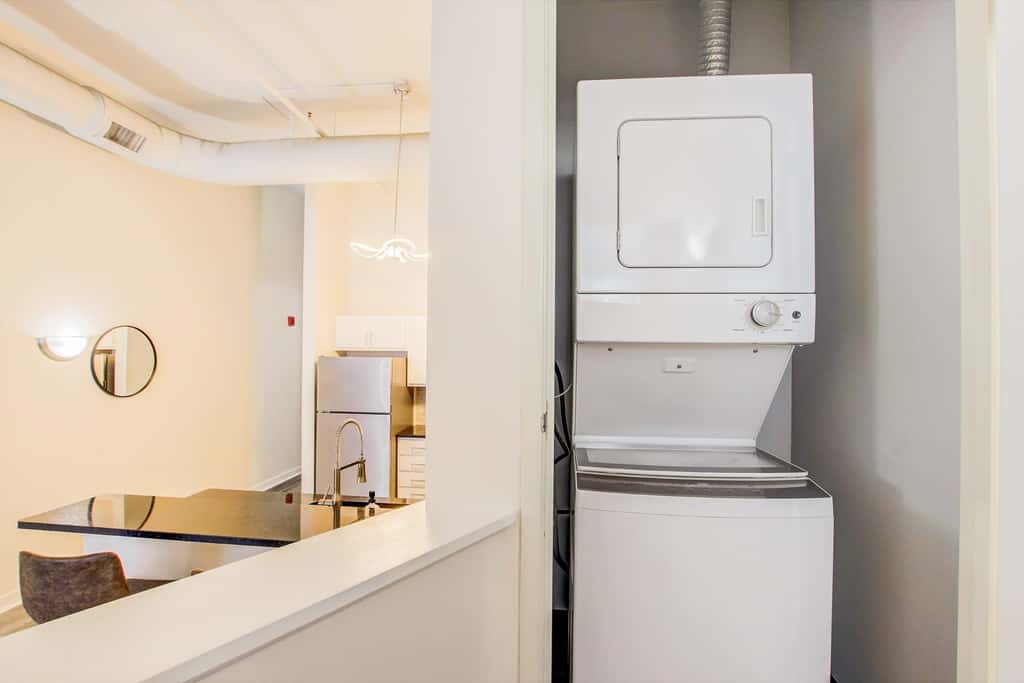 TWO CozySuites 4BR Queen Apt with Skybridge Access