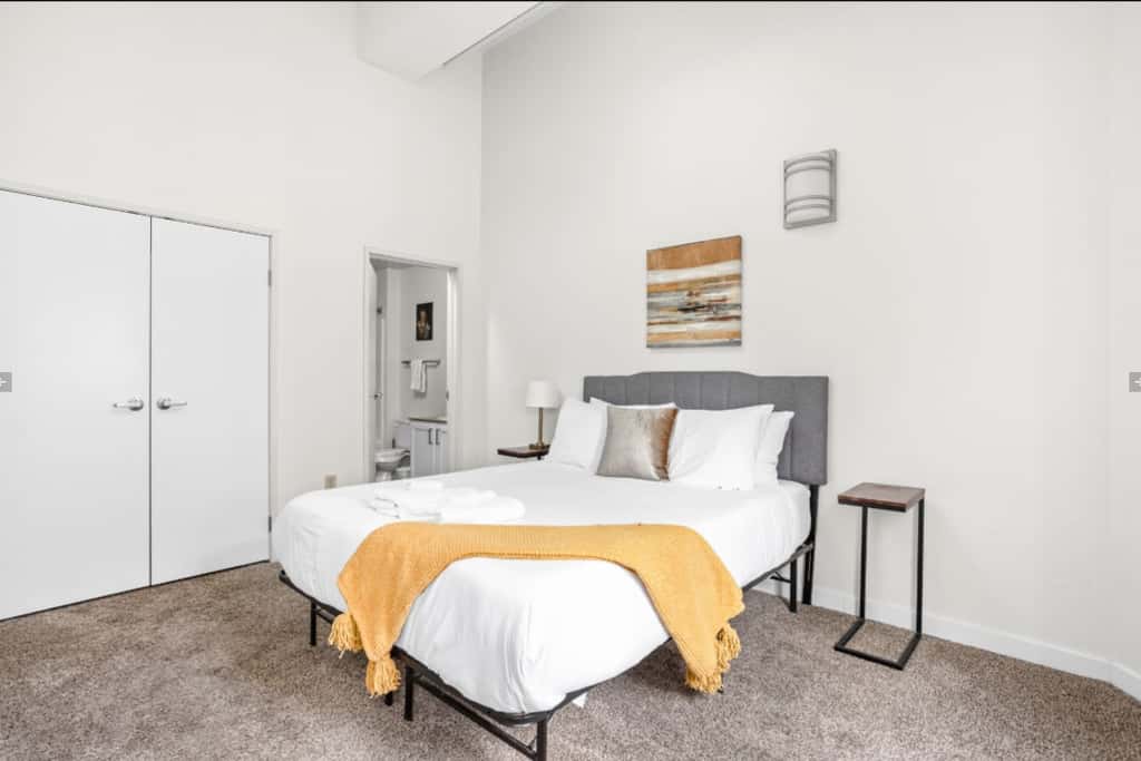 TWO CozySuites 4BR Queen Apt with Skybridge Access