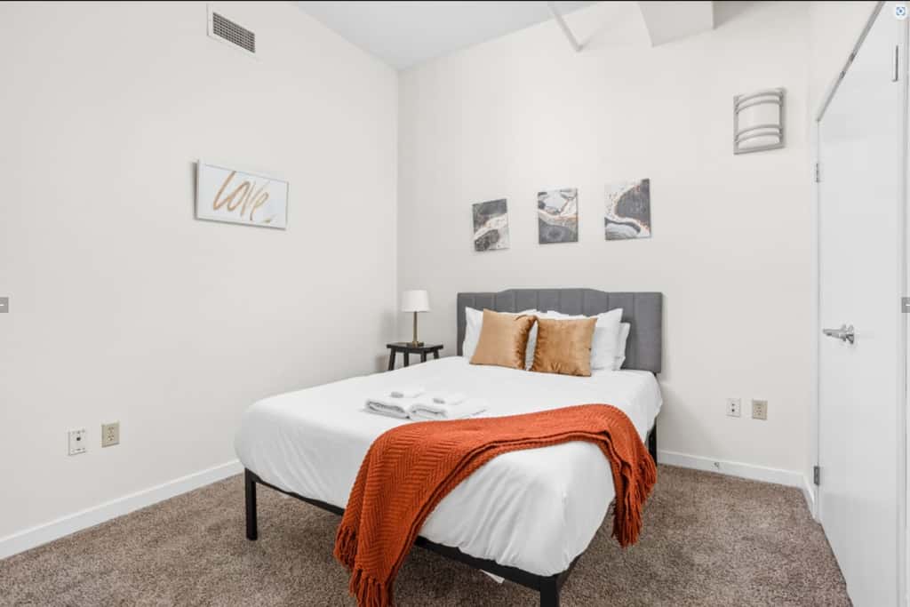TWO CozySuites 4BR Queen Apt with Skybridge Access