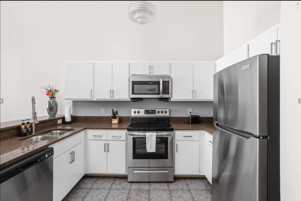 TWO CozySuites 4BR Queen Apt with Skybridge Access