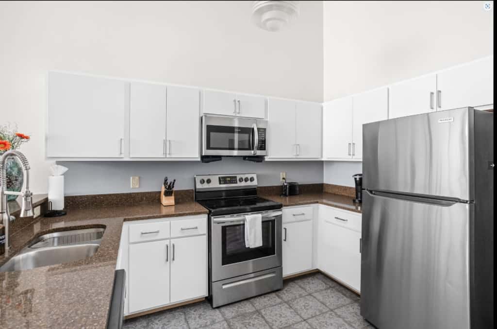 TWO CozySuites 4BR Queen Apt with Skybridge Access