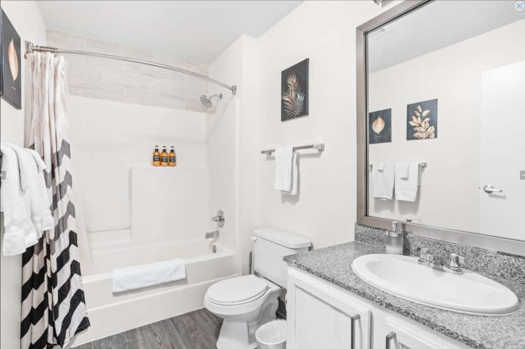 TWO CozySuites 4BR Queen Apt with Skybridge Access