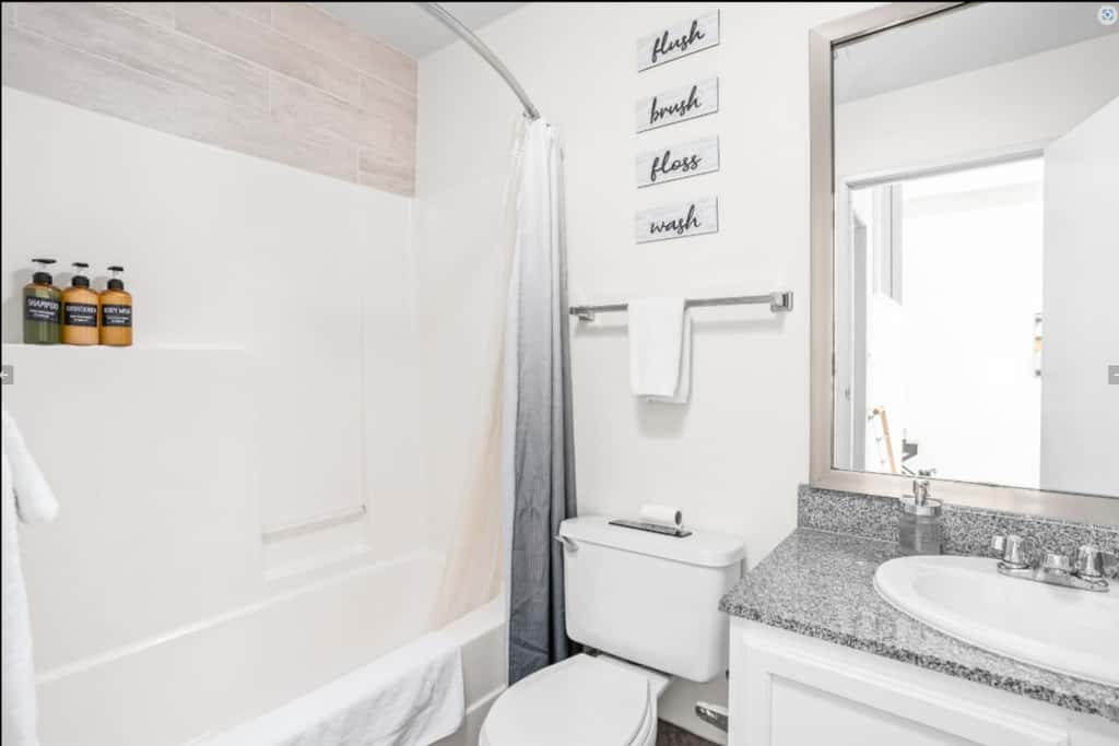 TWO CozySuites 4BR Queen Apt with Skybridge Access
