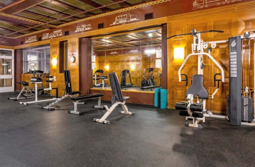 TWO CozySuites 4BR Queen Apt with Skybridge Access