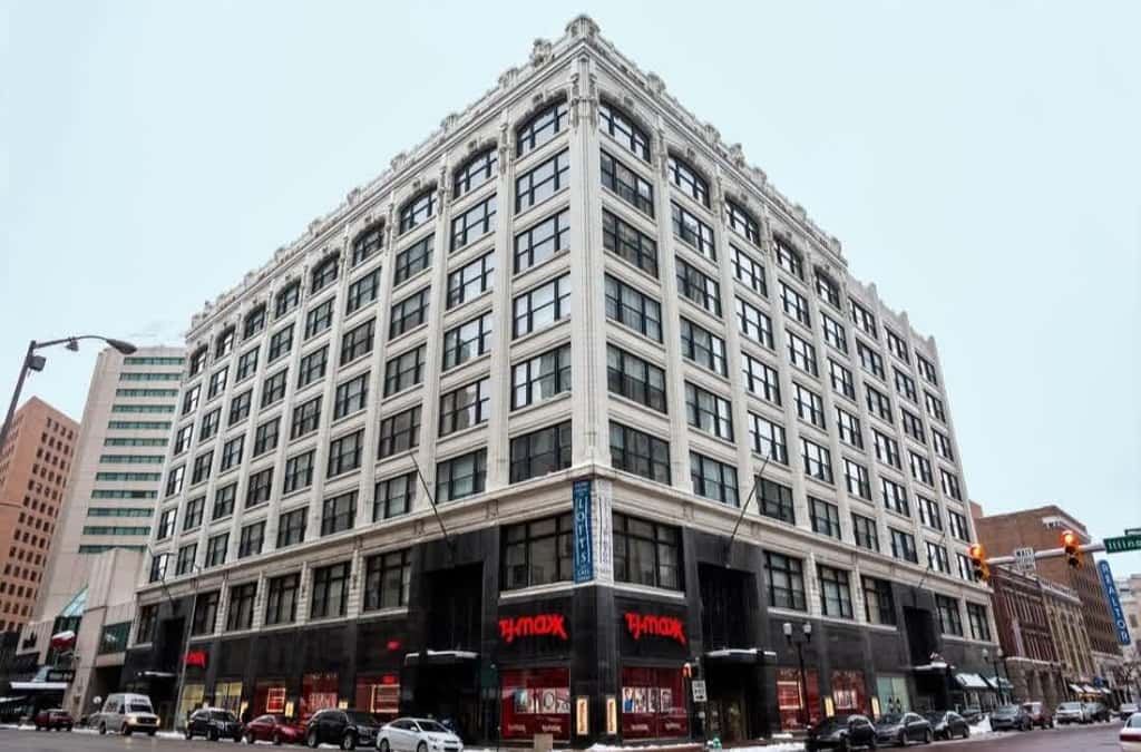 TWO CozySuites 4BR Queen Apt with Skybridge Access
