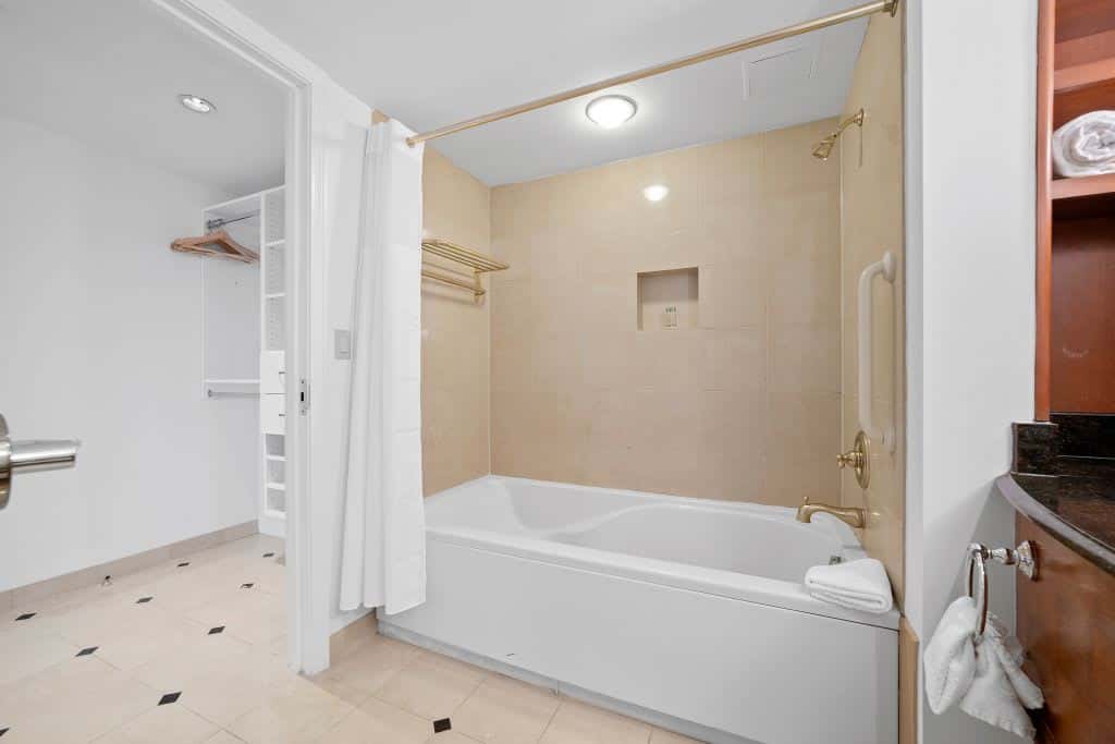 Sleep SIX CozySuites, 1BR 2BA on the Boardwalk