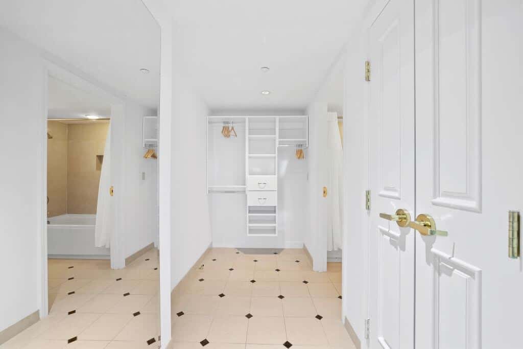Modern 2BR 3BA | CozySuites at Showboat