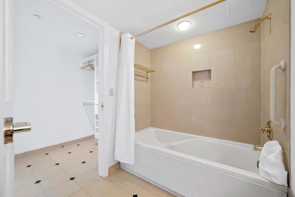 Modern 2BR 3BA | CozySuites at Showboat
