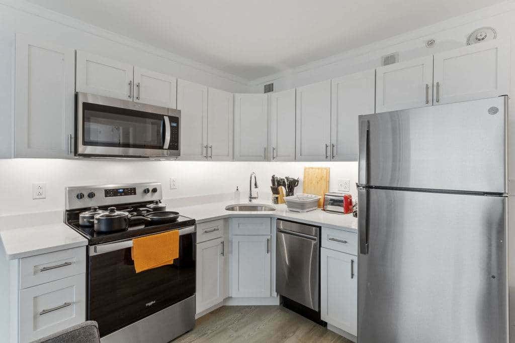 Modern 2BR 3BA | CozySuites at Showboat