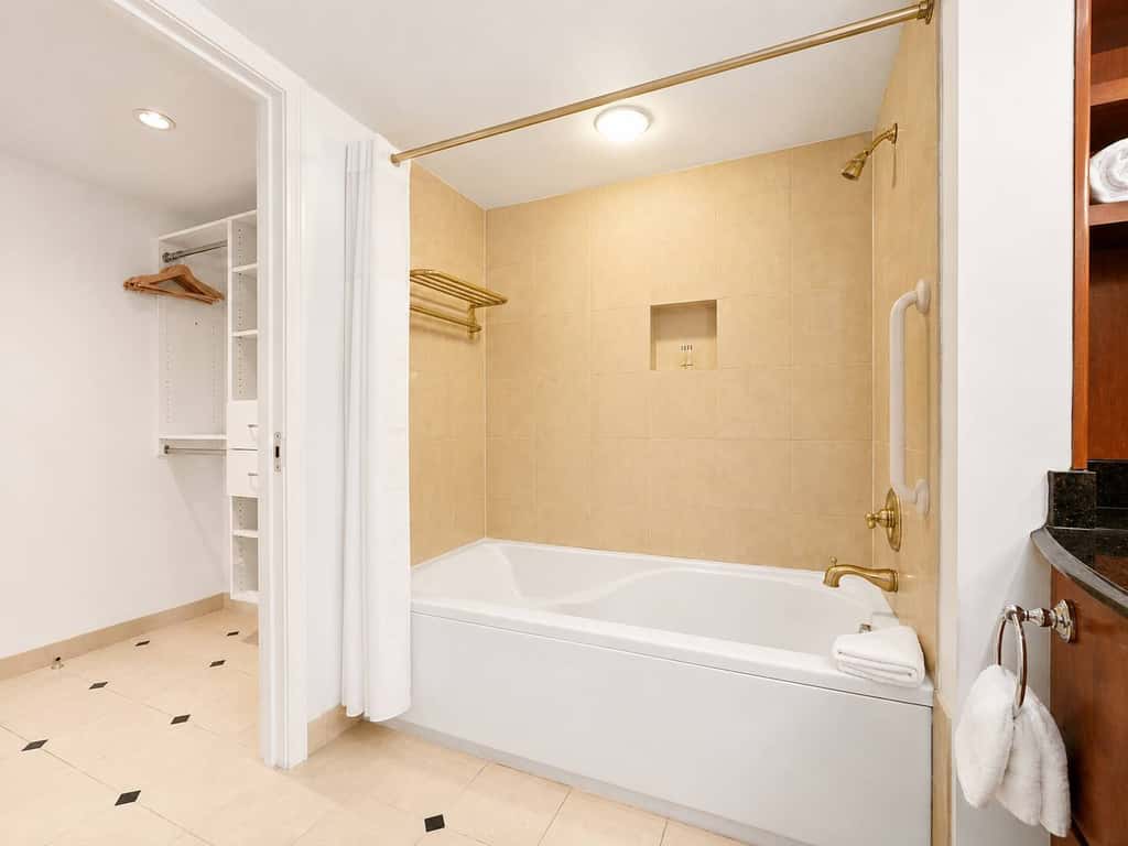 Modern 2BR 3BA | CozySuites at Showboat