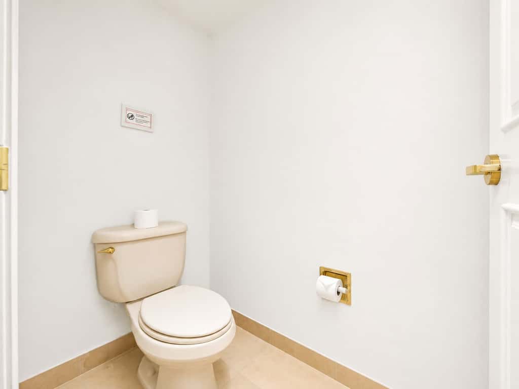 Modern 2BR 3BA | CozySuites at Showboat
