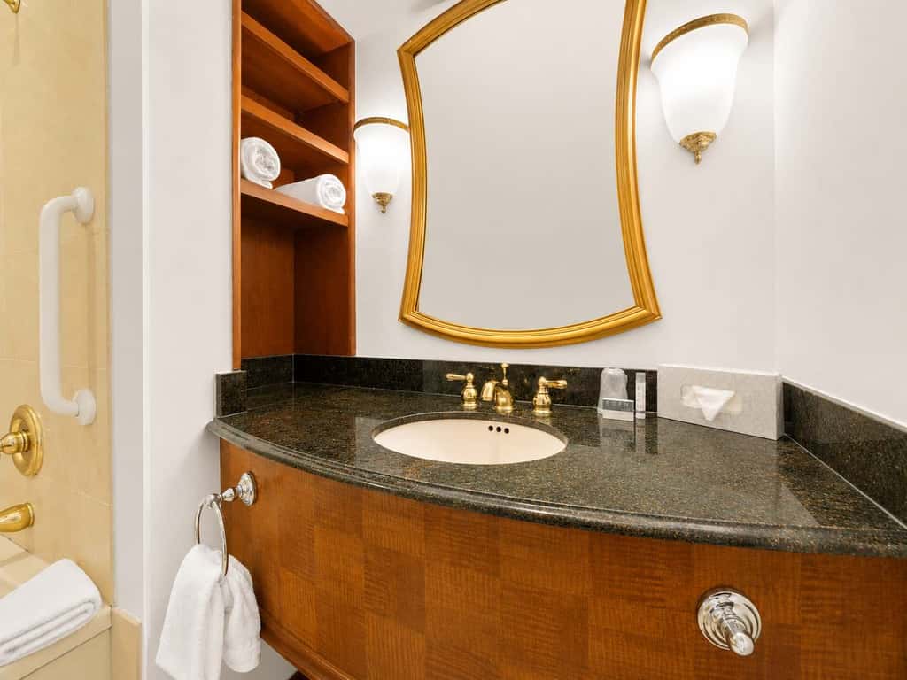 Modern 2BR 3BA | CozySuites at Showboat