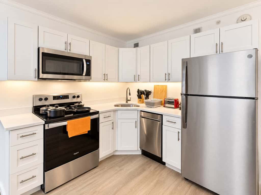 Modern 2BR 3BA | CozySuites at Showboat
