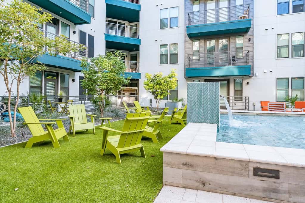 Modern 2BR CozySuites on Town Lake waterfront