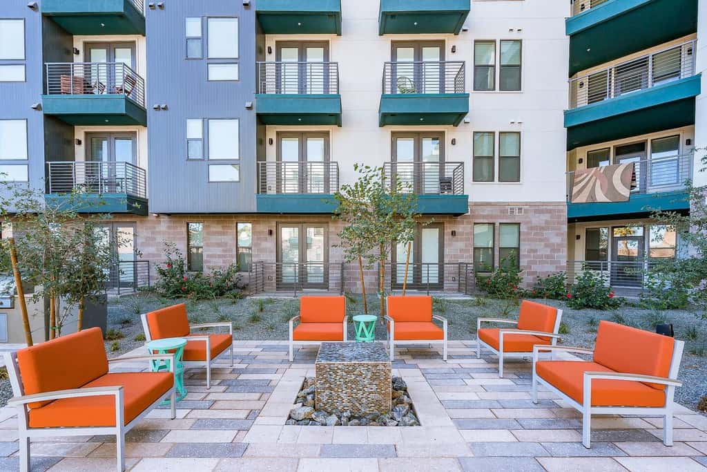 Modern 2BR CozySuites on Town Lake waterfront