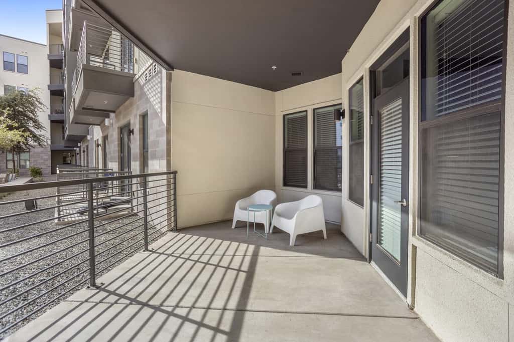 Modern 2BR CozySuites on Town Lake waterfront