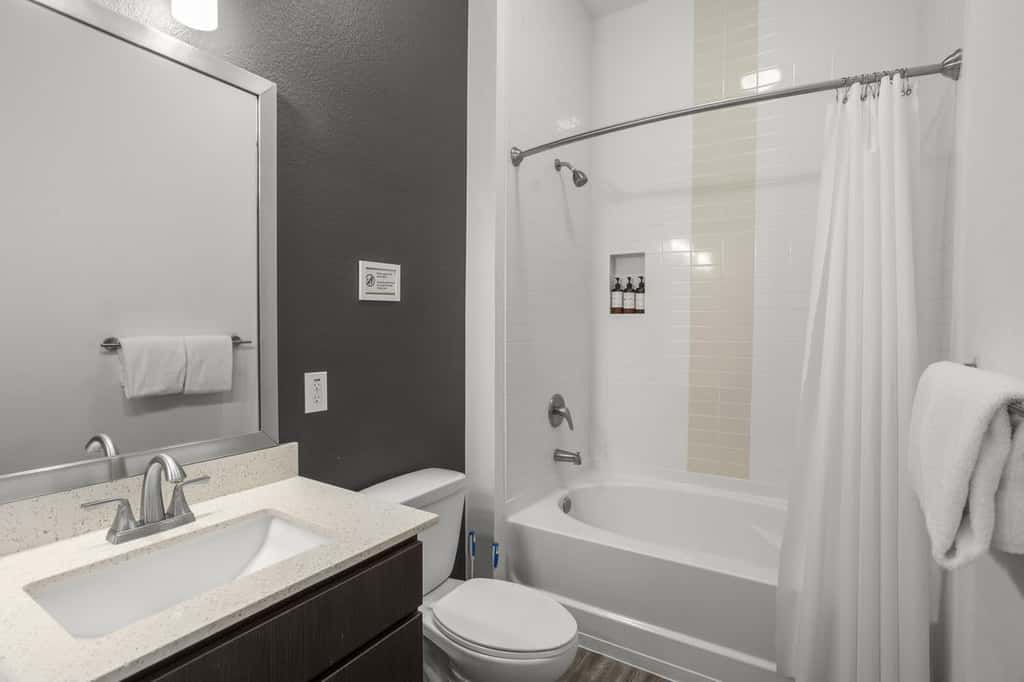 Modern 2BR CozySuites on Town Lake waterfront