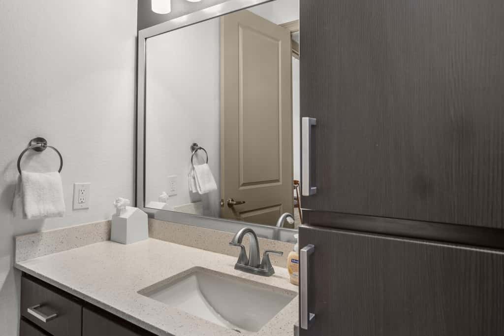 Modern 2BR CozySuites on Town Lake waterfront