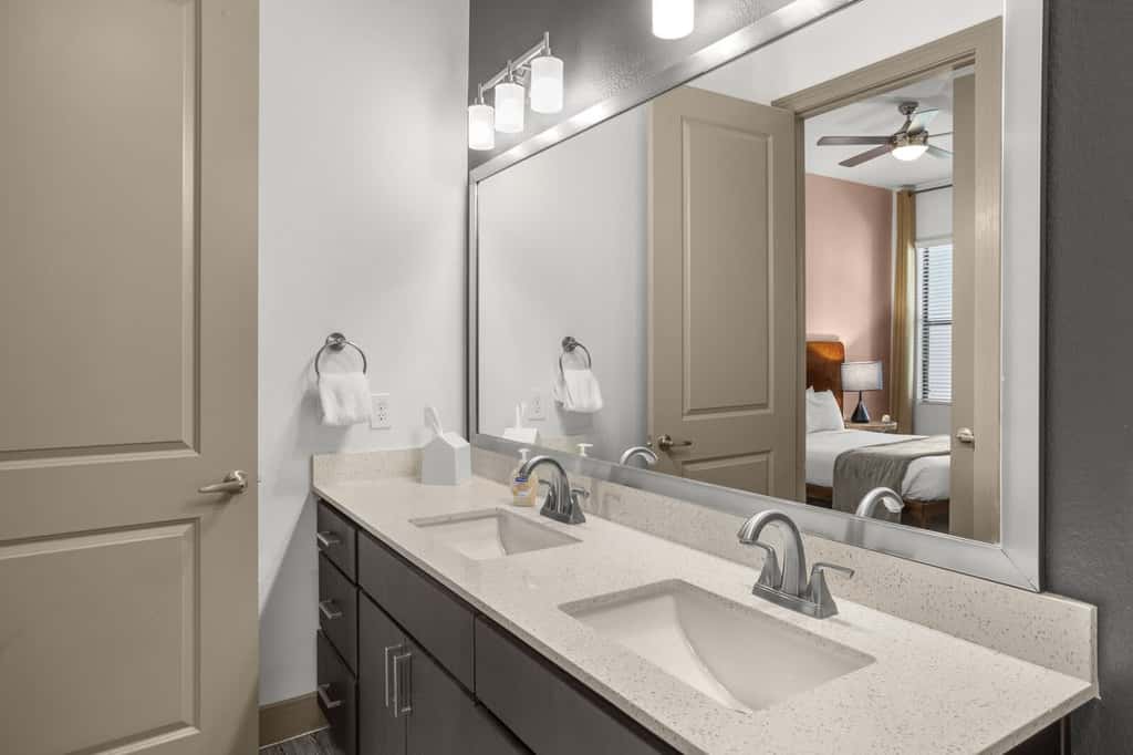 Modern 2BR CozySuites on Town Lake waterfront