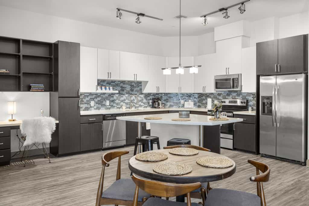 Modern 2BR CozySuites on Town Lake waterfront