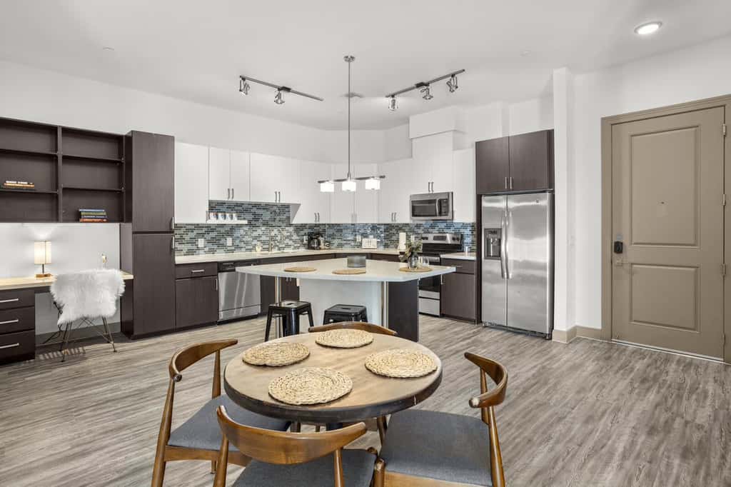 Modern 2BR CozySuites on Town Lake waterfront
