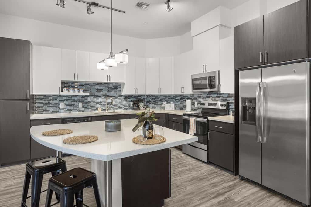 Modern 2BR CozySuites on Town Lake waterfront