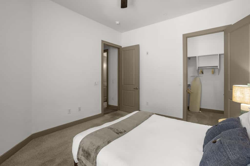 Modern 2BR CozySuites on Town Lake waterfront