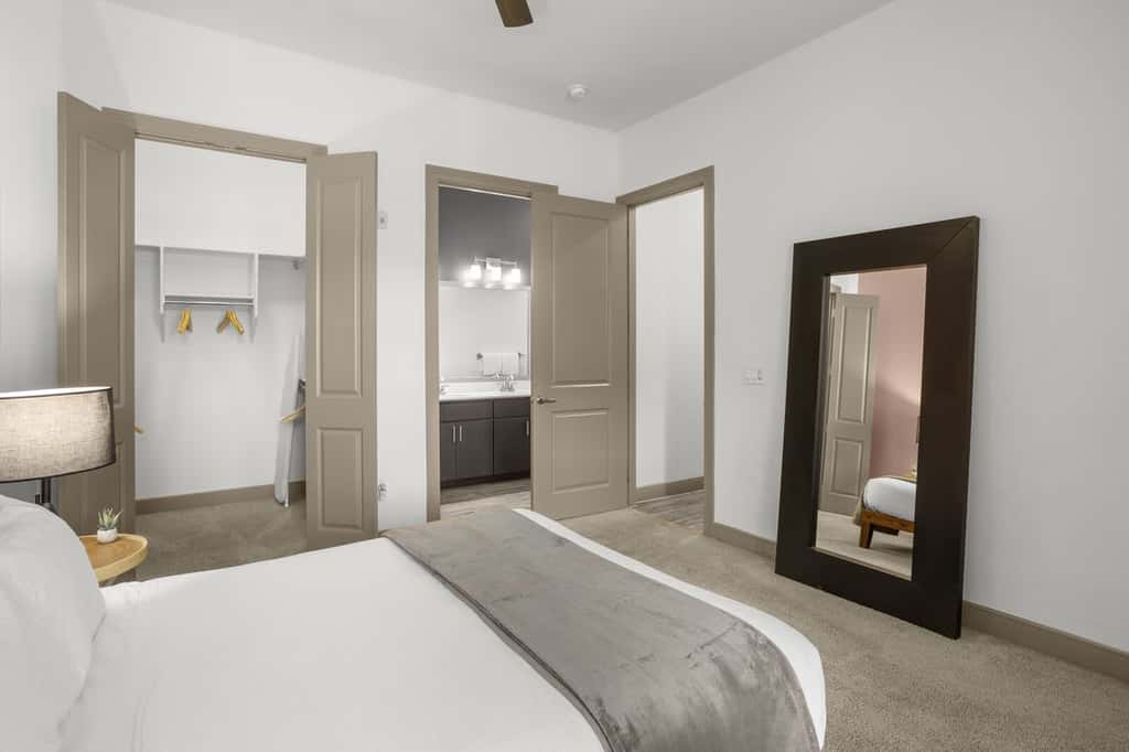 Modern 2BR CozySuites on Town Lake waterfront