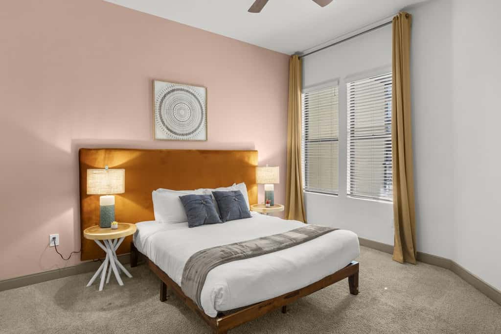 Modern 2BR CozySuites on Town Lake waterfront