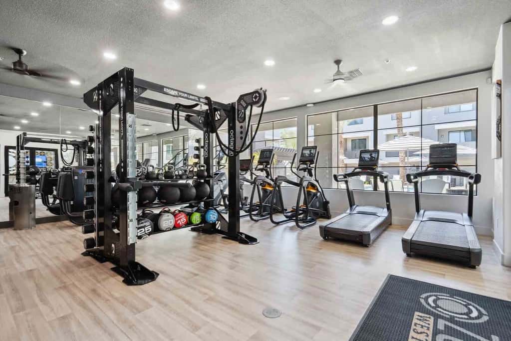 CozySuites Glendale  - Westgate with pool 1BR