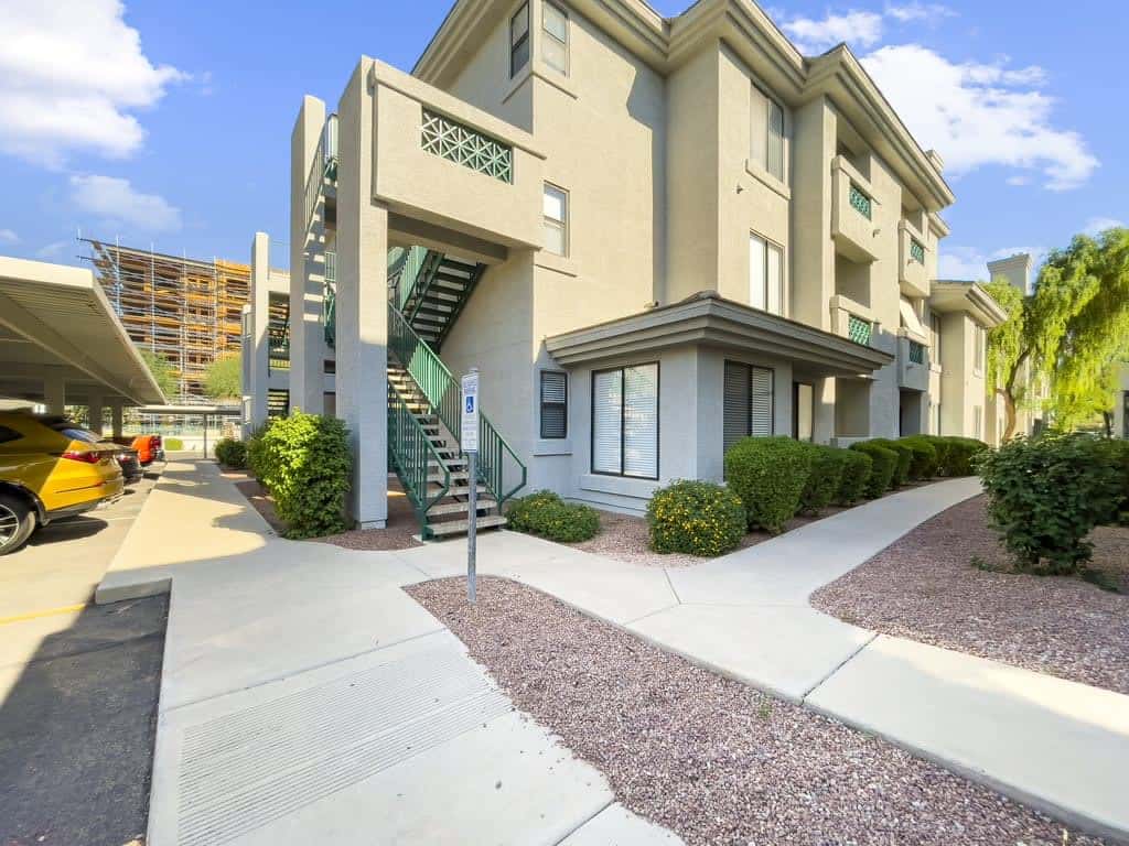 4BR TWO CozySuites at Kierland Commons with pool