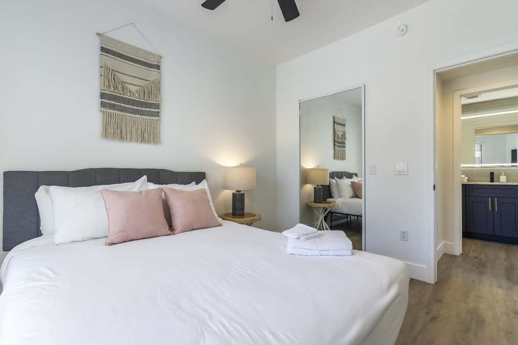 4BR TWO CozySuites at Kierland Commons with pool