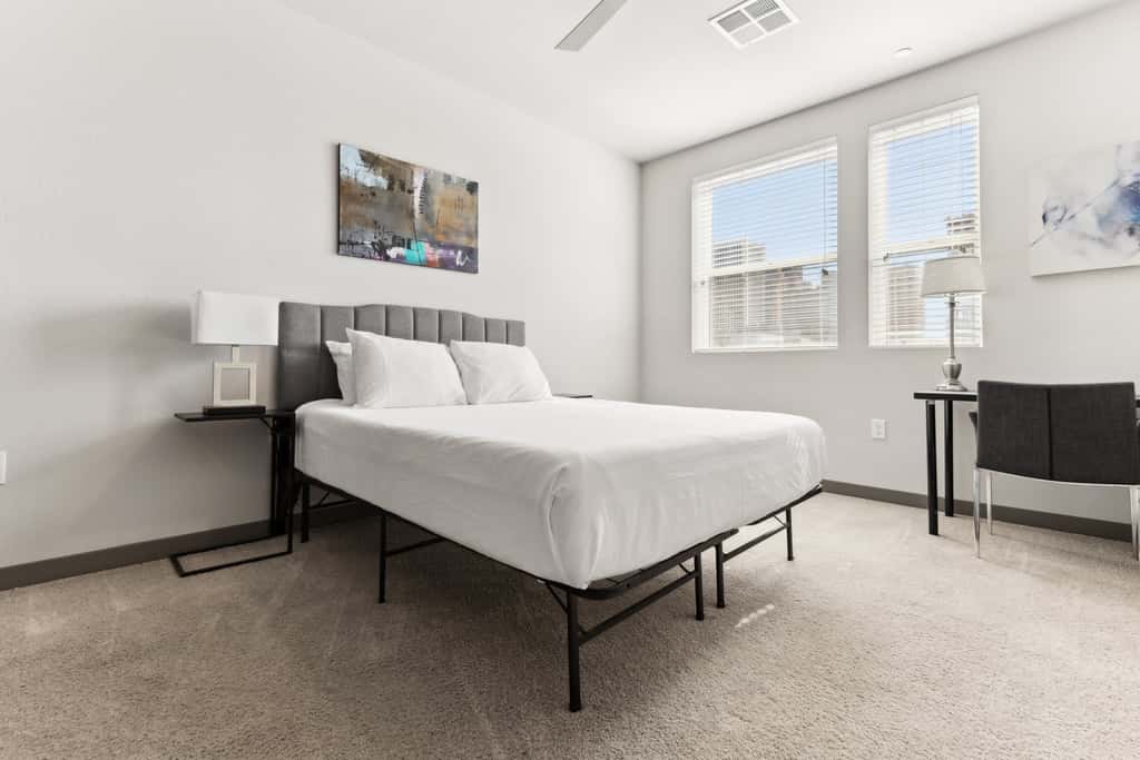 Cozysuites PHX RORO Gym, Pool, Pets, Parking! 2br