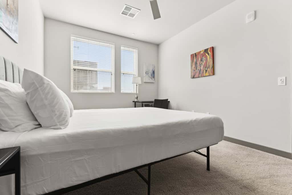 Cozysuites PHX RORO Gym, Pool, Pets, Parking! 2br