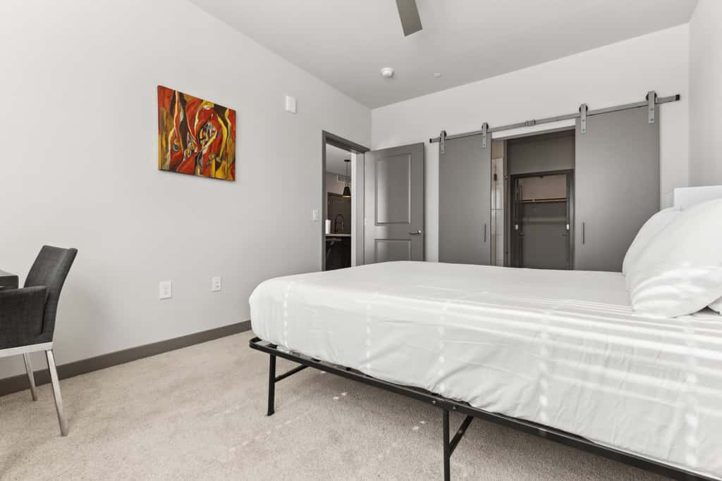 Cozysuites PHX RORO Gym, Pool, Pets, Parking! 2br
