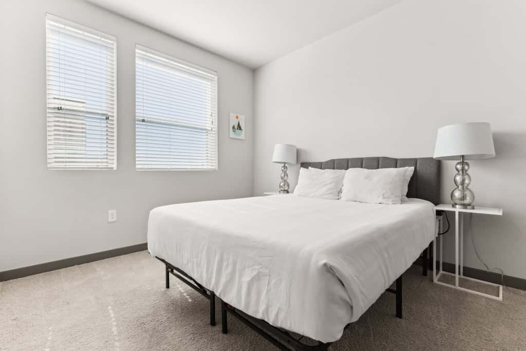 Cozysuites PHX RORO Gym, Pool, Pets, Parking! 2br