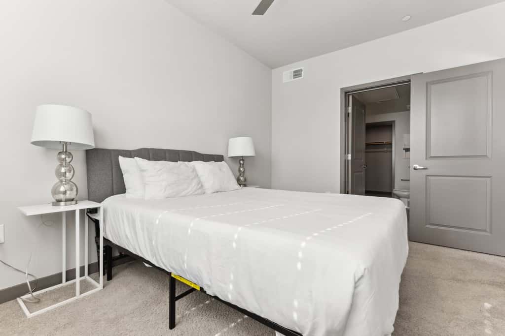 Cozysuites PHX RORO Gym, Pool, Pets, Parking! 2br
