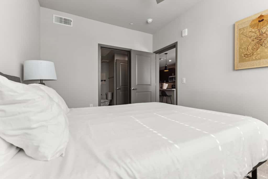 Cozysuites PHX RORO Gym, Pool, Pets, Parking! 2br