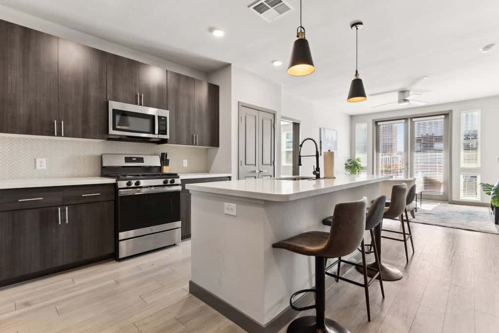 Cozysuites PHX RORO Gym, Pool, Pets, Parking! 2br