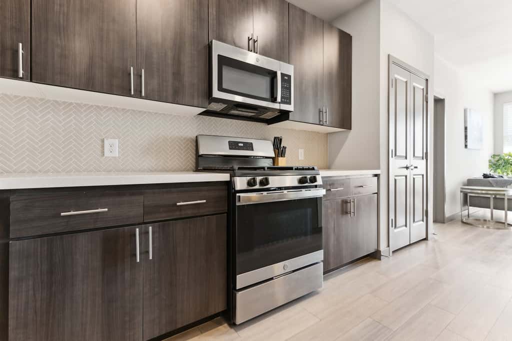 Cozysuites PHX RORO Gym, Pool, Pets, Parking! 2br