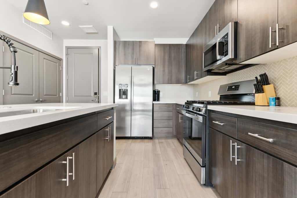Cozysuites PHX RORO Gym, Pool, Pets, Parking! 2br