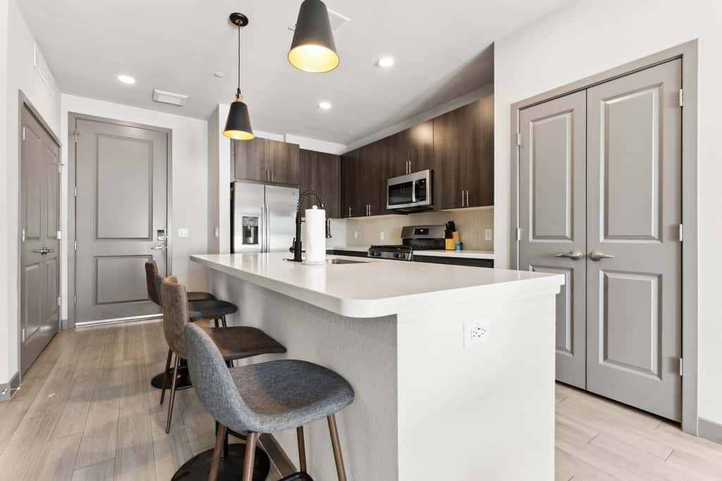 Cozysuites PHX RORO Gym, Pool, Pets, Parking! 2br
