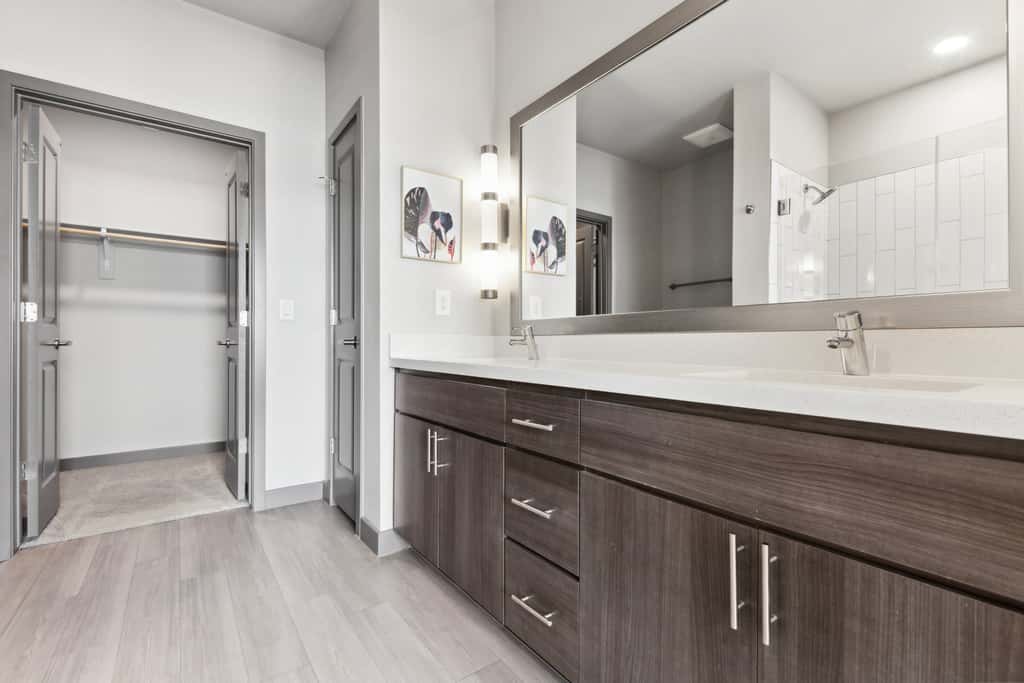 Cozysuites PHX RORO Gym, Pool, Pets, Parking! 2br