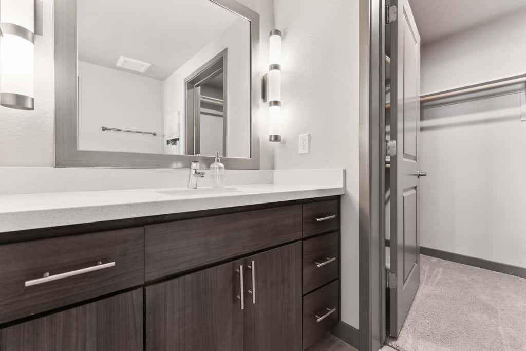 Cozysuites PHX RORO Gym, Pool, Pets, Parking! 2br