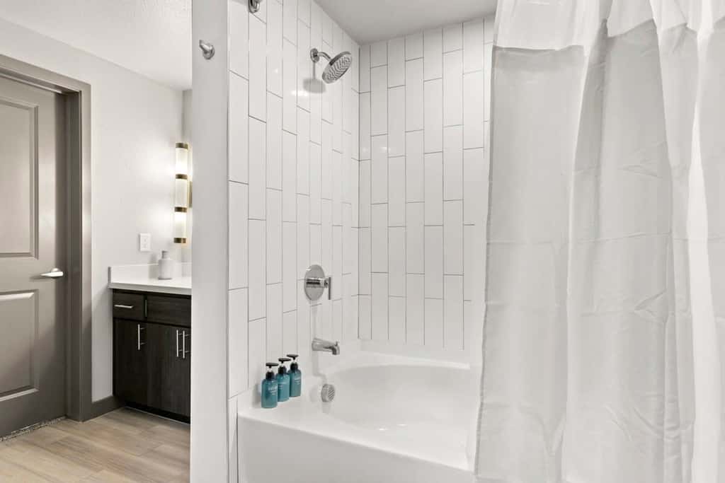 Cozysuites PHX RORO Gym, Pool, Pets, Parking! 2br
