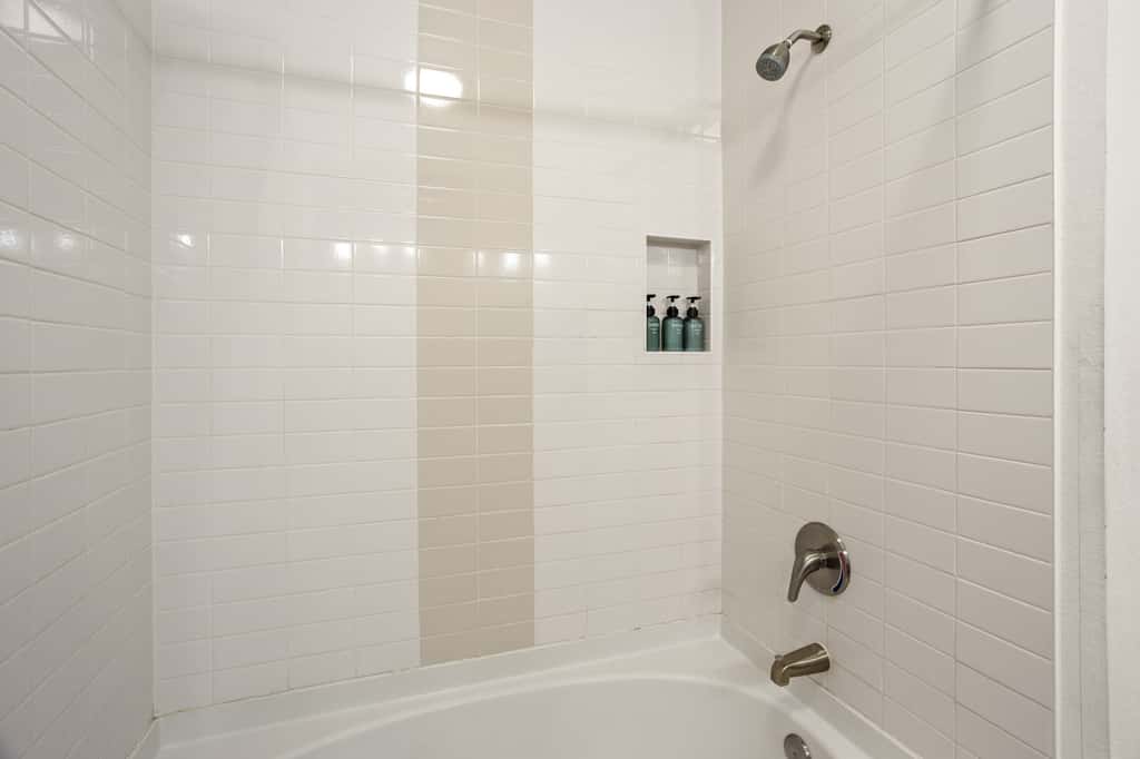 CozySuites Modern Town Lake