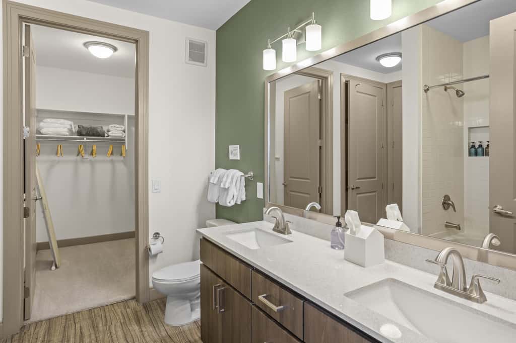 CozySuites Modern Town Lake