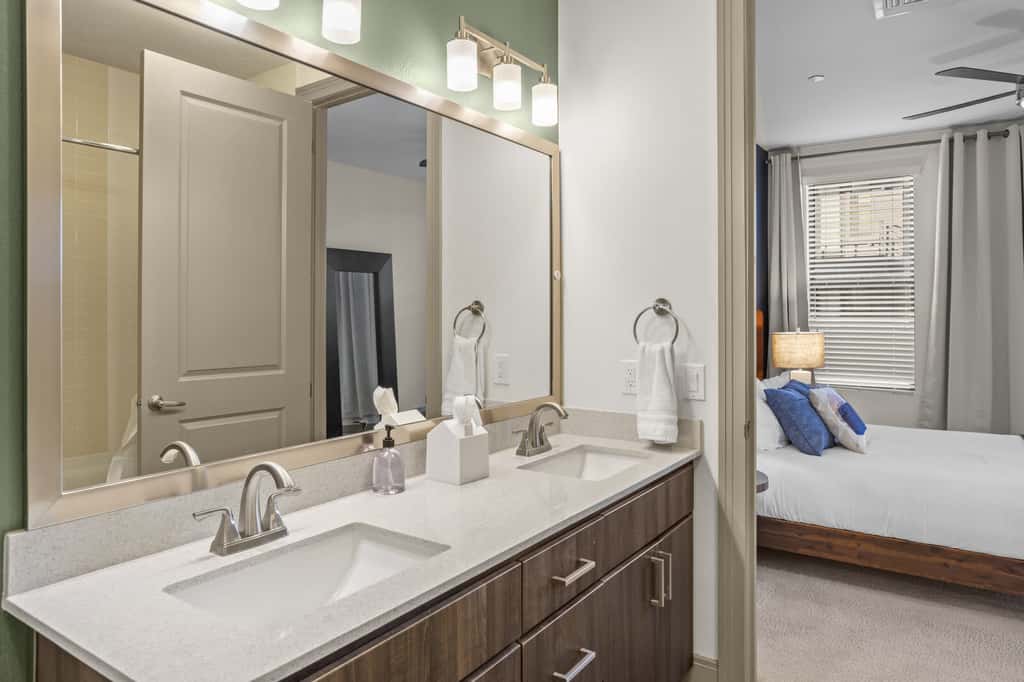 CozySuites Modern Town Lake