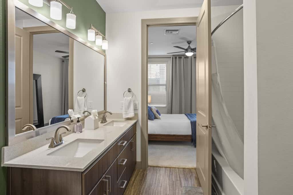 CozySuites Modern Town Lake